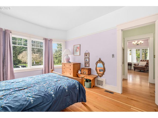 2604 Se WASHINGTON St, Portland, OR 97214