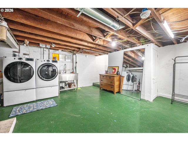 2604 Se WASHINGTON St, Portland, OR 97214