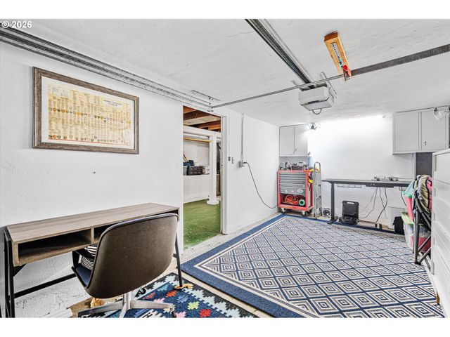 2604 Se WASHINGTON St, Portland, OR 97214