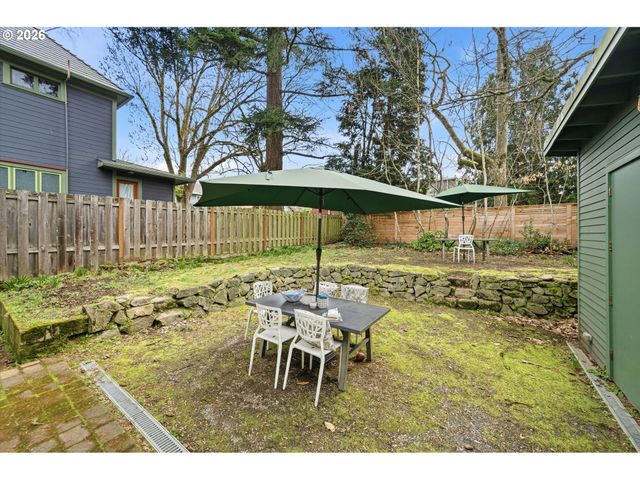 2604 Se WASHINGTON St, Portland, OR 97214