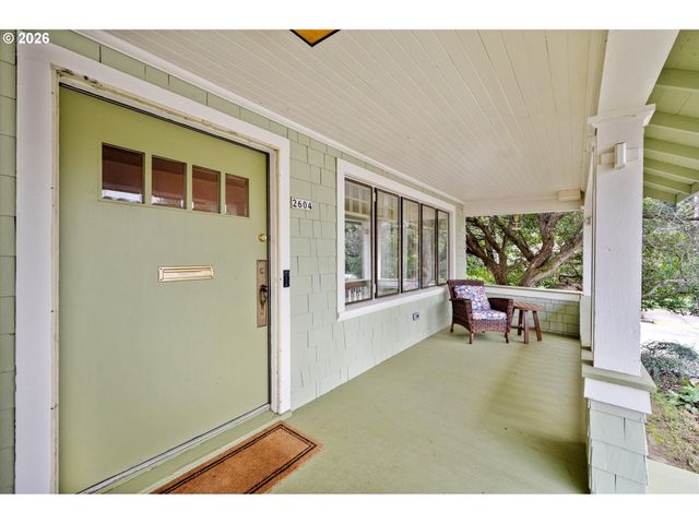 2604 Se WASHINGTON St, Portland, OR 97214