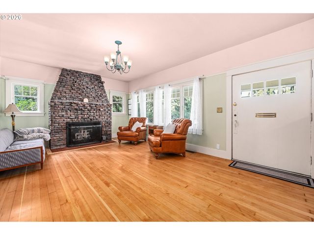 2604 Se WASHINGTON St, Portland, OR 97214