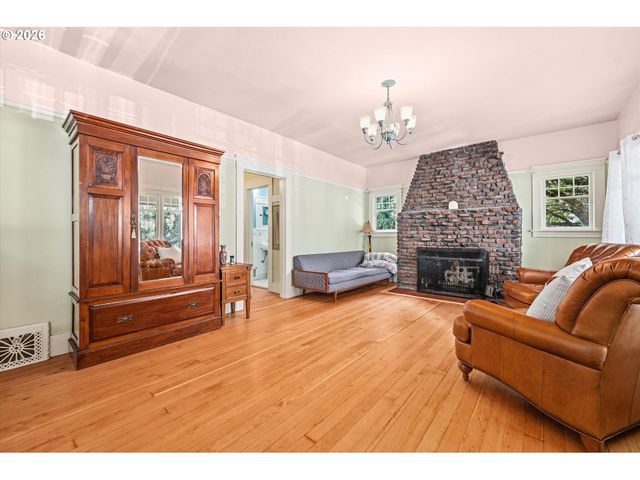 2604 Se WASHINGTON St, Portland, OR 97214