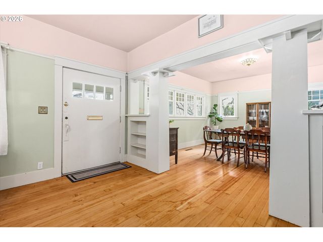 2604 Se WASHINGTON St, Portland, OR 97214