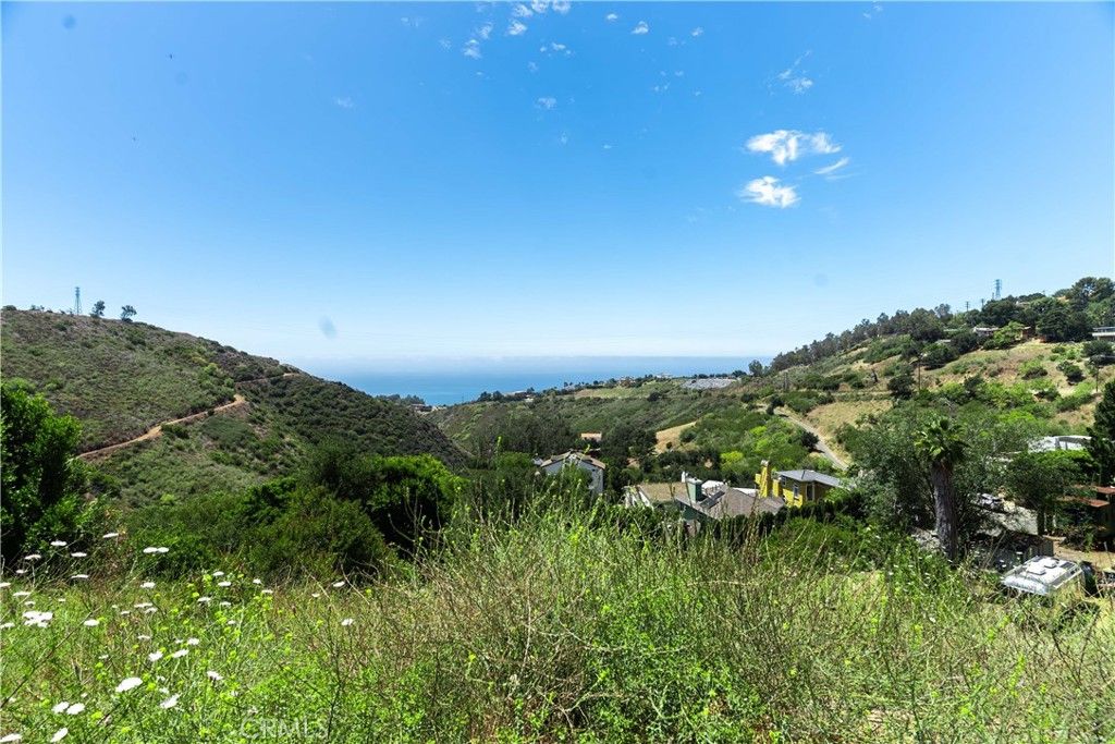Image 6 of property listing at 26585 OCEAN VIEW Drive, Malibu, CA 90211