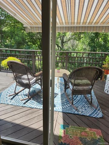 6464 Waters Edge Way, Clarkston, MI 48346