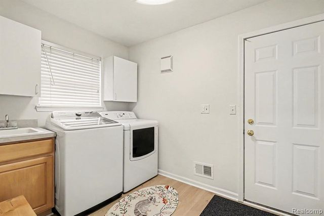 6464 Waters Edge Way, Clarkston, MI 48346