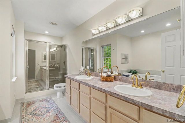 6464 Waters Edge Way, Clarkston, MI 48346