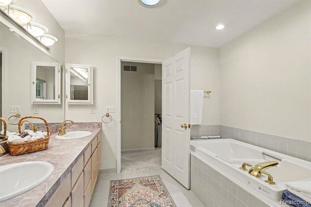 6464 Waters Edge Way, Clarkston, MI 48346