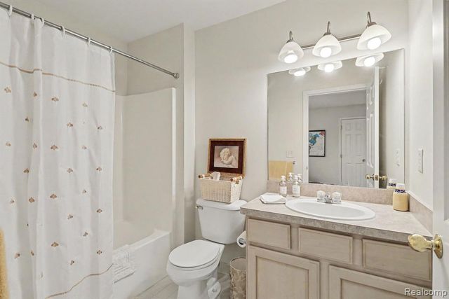 6464 Waters Edge Way, Clarkston, MI 48346