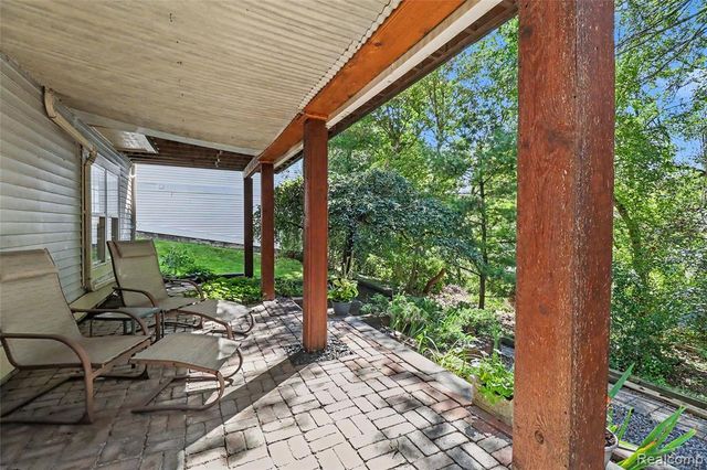 6464 Waters Edge Way, Clarkston, MI 48346