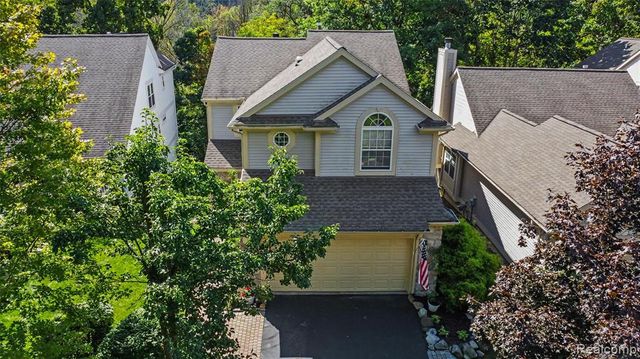 6464 Waters Edge Way, Clarkston, MI 48346