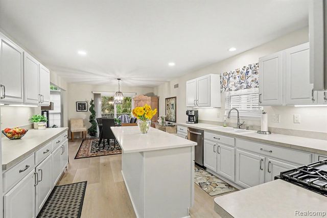6464 Waters Edge Way, Clarkston, MI 48346