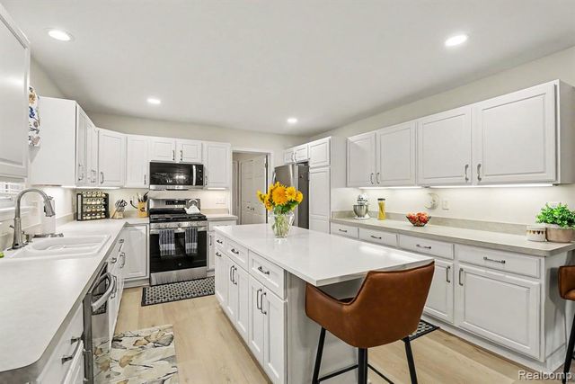 6464 Waters Edge Way, Clarkston, MI 48346