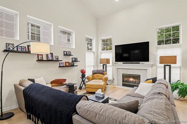 6464 Waters Edge Way, Clarkston, MI 48346