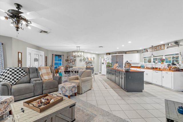 7568 W Lakeshore Drive, Shreveport, LA 71107