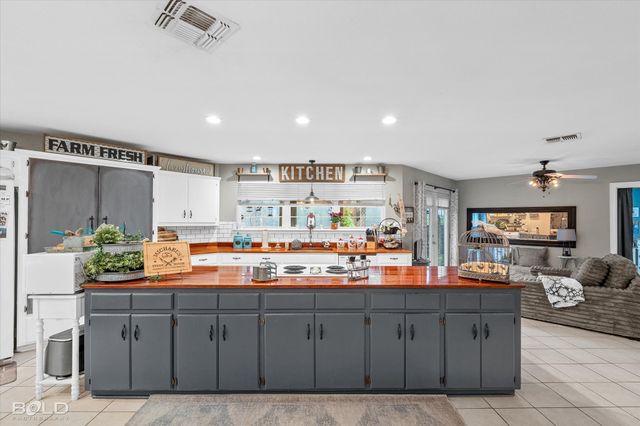 7568 W Lakeshore Drive, Shreveport, LA 71107