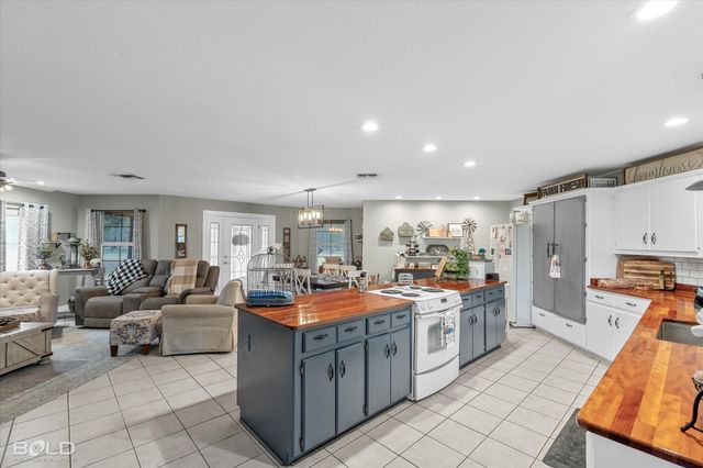 7568 W Lakeshore Drive, Shreveport, LA 71107