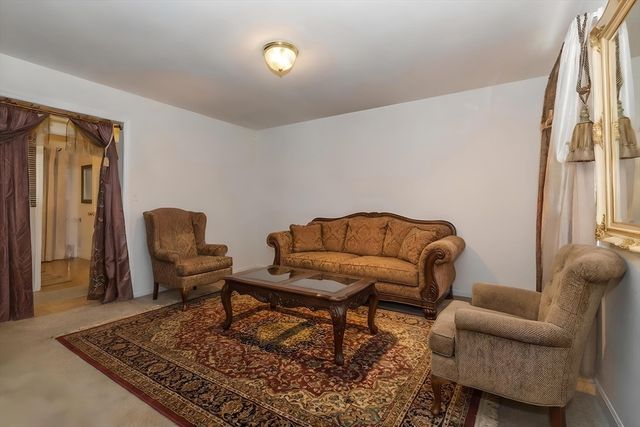 5 Poe Cir, Tyngsborough, MA 01879