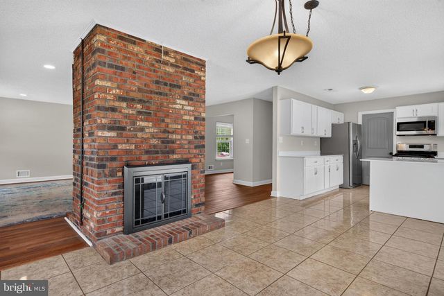 8 HOLMES LN, Marlton, NJ 08053