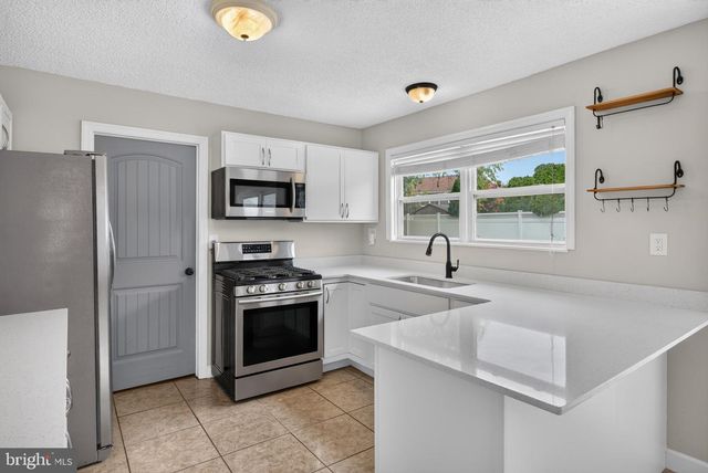 8 HOLMES LN, Marlton, NJ 08053