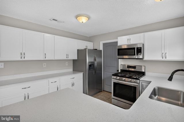 8 HOLMES LN, Marlton, NJ 08053