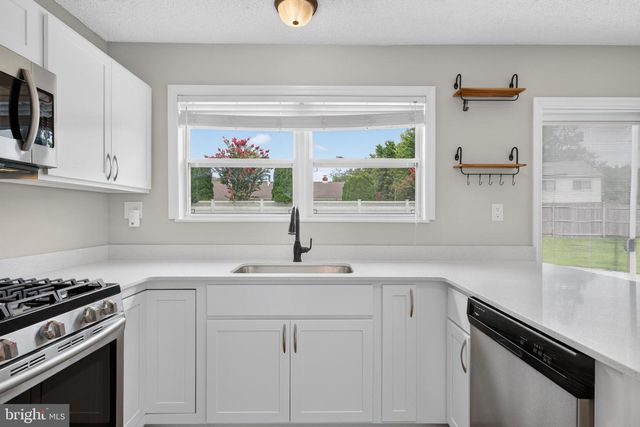 8 HOLMES LN, Marlton, NJ 08053