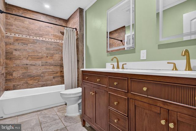 8 HOLMES LN, Marlton, NJ 08053