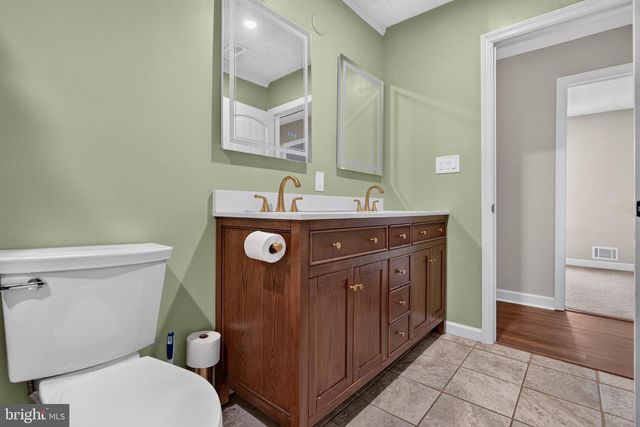 8 HOLMES LN, Marlton, NJ 08053