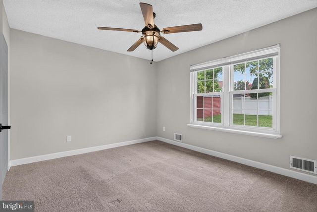 8 HOLMES LN, Marlton, NJ 08053