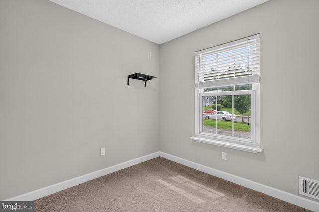 8 HOLMES LN, Marlton, NJ 08053
