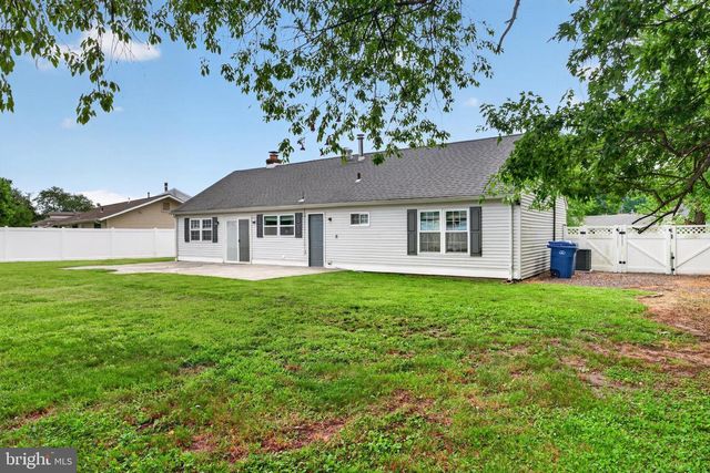 8 HOLMES LN, Marlton, NJ 08053