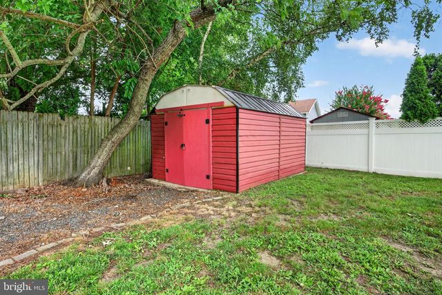8 HOLMES LN, Marlton, NJ 08053