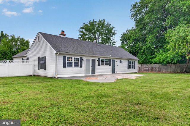 8 HOLMES LN, Marlton, NJ 08053