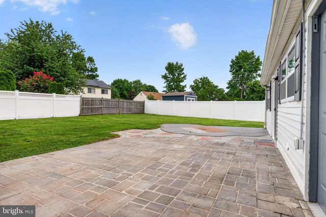 8 HOLMES LN, Marlton, NJ 08053