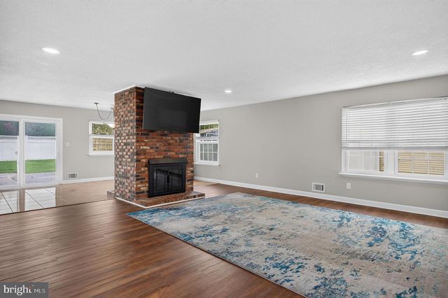 8 HOLMES LN, Marlton, NJ 08053