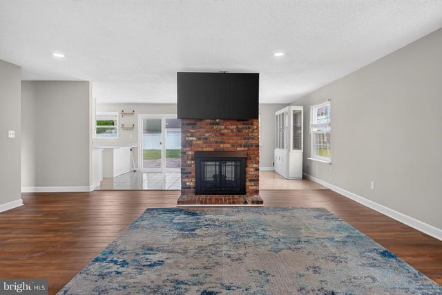8 HOLMES LN, Marlton, NJ 08053