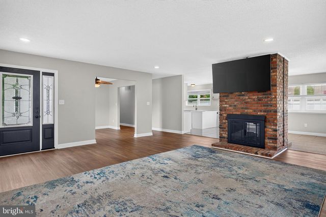 8 HOLMES LN, Marlton, NJ 08053