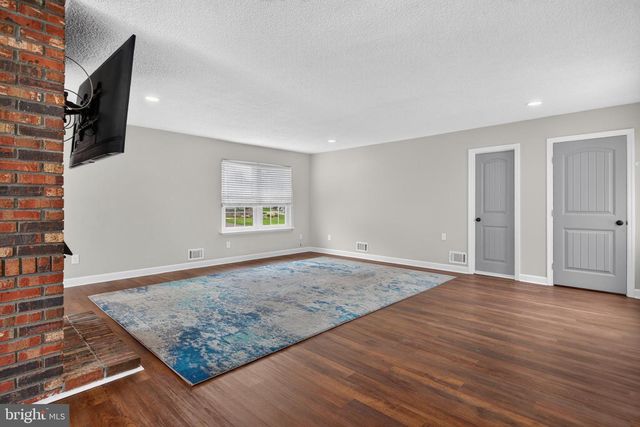 8 HOLMES LN, Marlton, NJ 08053