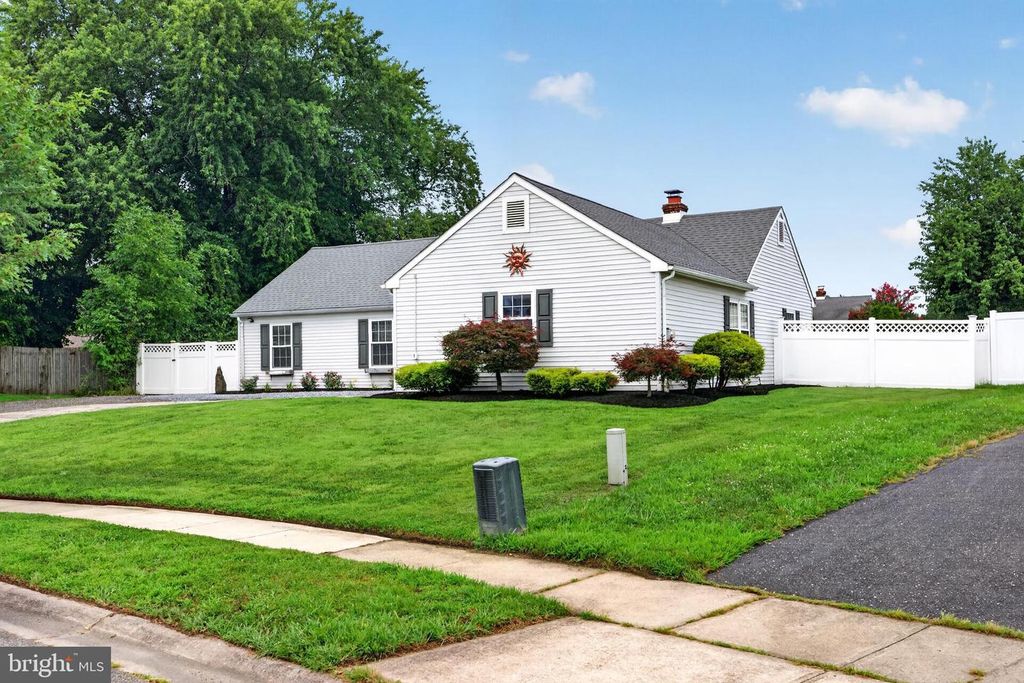 8 HOLMES LN, Marlton, NJ 08053