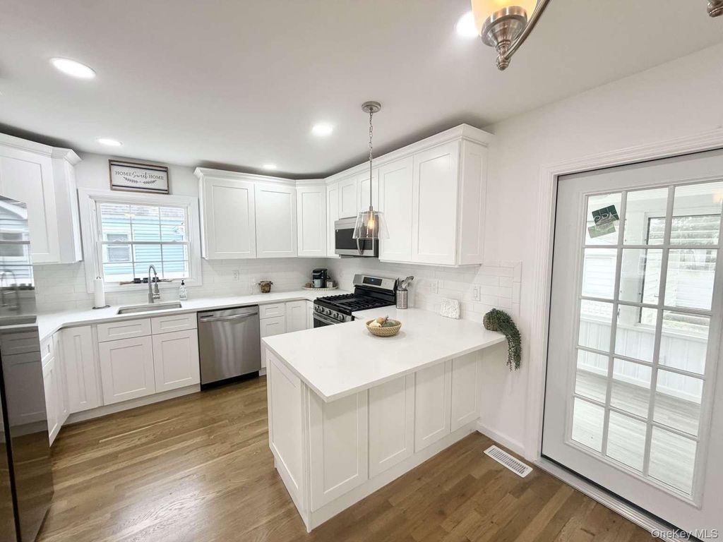 20 Iris Avenue, Merrick, NY 11566 — photo 4