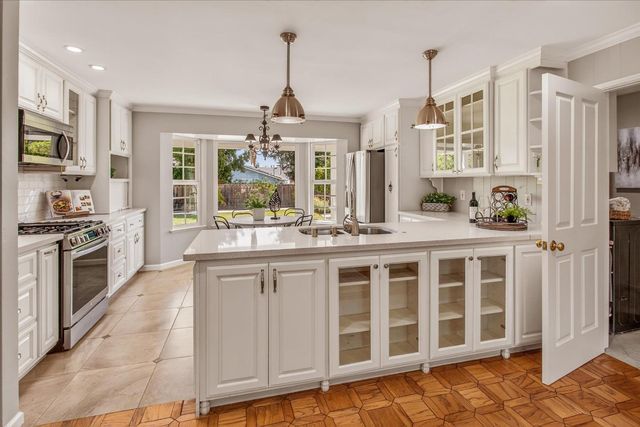12180 SARAGLEN Drive, Saratoga, CA 95070