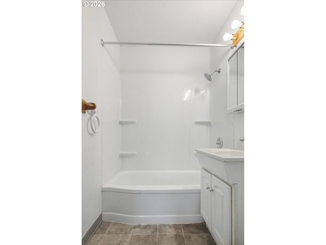 8233 Ne GOING Pl, Portland, OR 97220