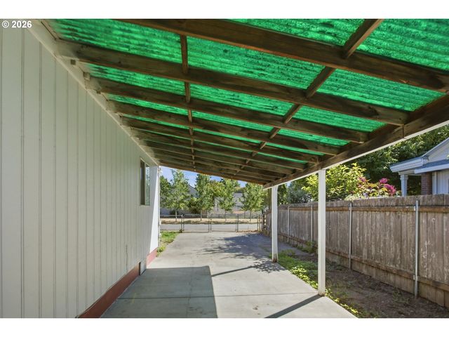 8233 Ne GOING Pl, Portland, OR 97220