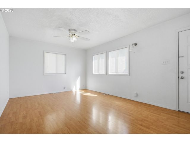 8233 Ne GOING Pl, Portland, OR 97220