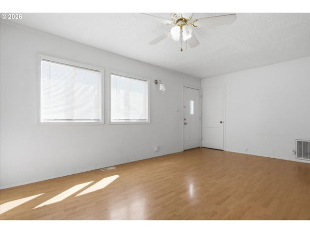 8233 Ne GOING Pl, Portland, OR 97220
