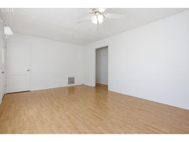 8233 Ne GOING Pl, Portland, OR 97220