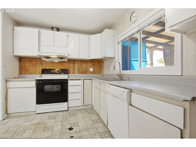 8233 Ne GOING Pl, Portland, OR 97220