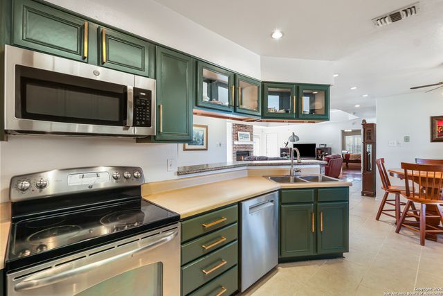 626 Home Crossing, Adkins, TX 78101