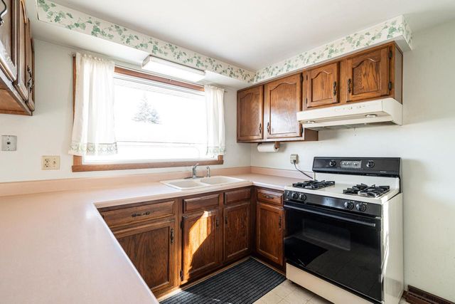 2938 Stonebridge DRIVE, Racine, WI 53404